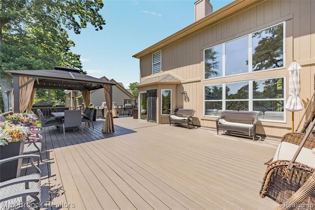 2322 Sandlewood Drive, White Lake, MI 48383