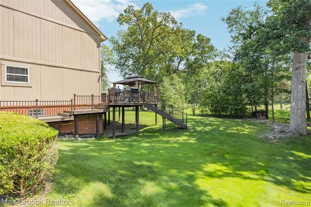 2322 Sandlewood Drive, White Lake, MI 48383