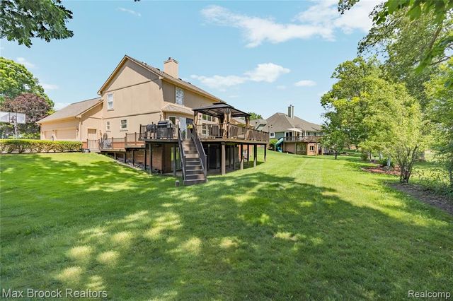 2322 Sandlewood Drive, White Lake, MI 48383