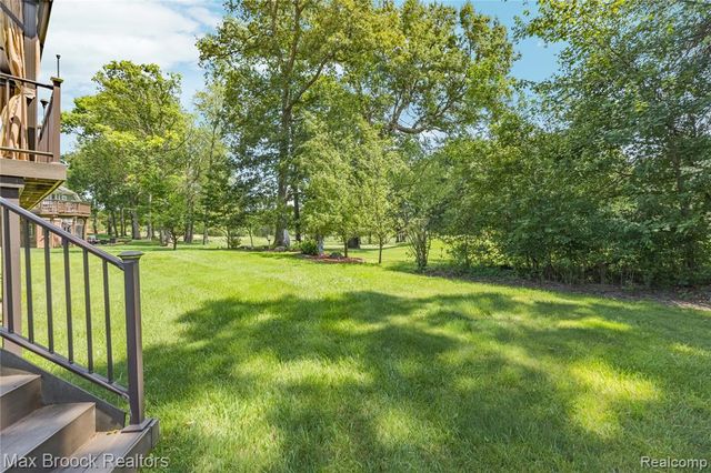 2322 Sandlewood Drive, White Lake, MI 48383