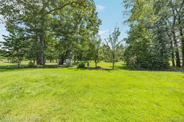 2322 Sandlewood Drive, White Lake, MI 48383