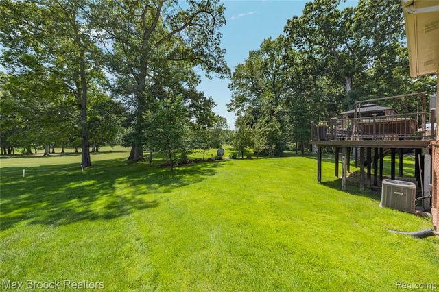 2322 Sandlewood Drive, White Lake, MI 48383
