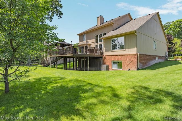 2322 Sandlewood Drive, White Lake, MI 48383