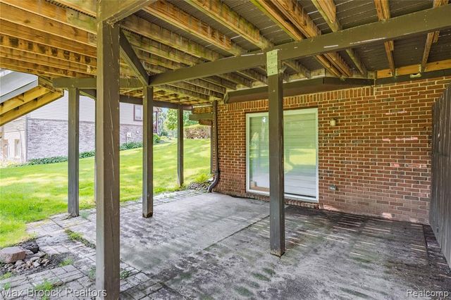 2322 Sandlewood Drive, White Lake, MI 48383