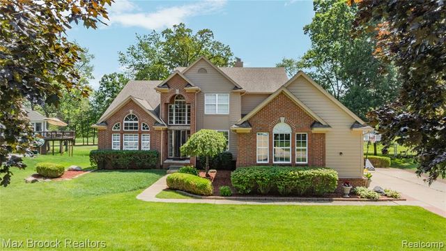 2322 Sandlewood Drive, White Lake, MI 48383
