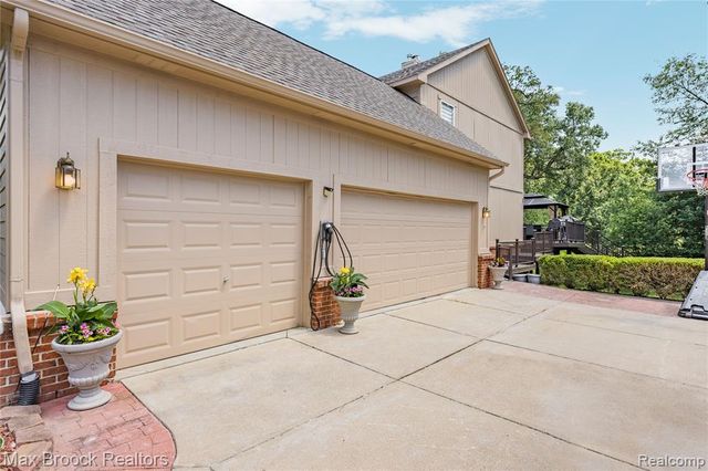 2322 Sandlewood Drive, White Lake, MI 48383