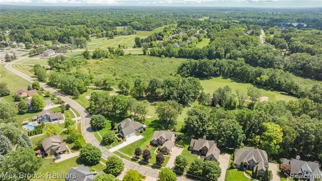 2322 Sandlewood Drive, White Lake, MI 48383