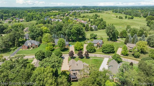 2322 Sandlewood Drive, White Lake, MI 48383