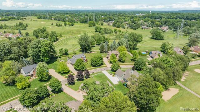 2322 Sandlewood Drive, White Lake, MI 48383