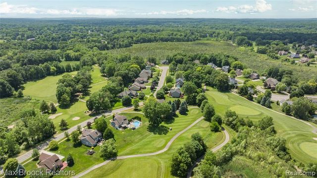 2322 Sandlewood Drive, White Lake, MI 48383