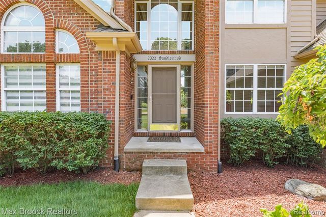 2322 Sandlewood Drive, White Lake, MI 48383