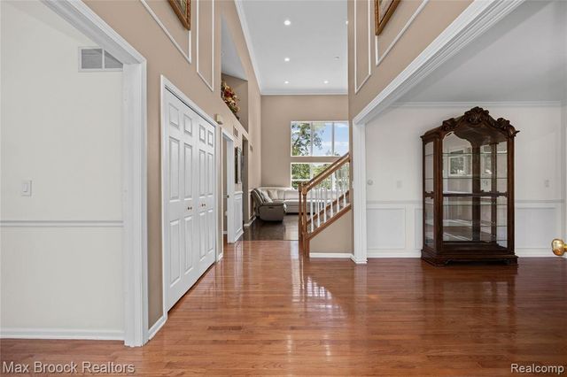 2322 Sandlewood Drive, White Lake, MI 48383