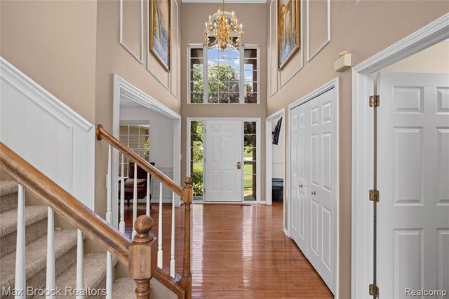 2322 Sandlewood Drive, White Lake, MI 48383