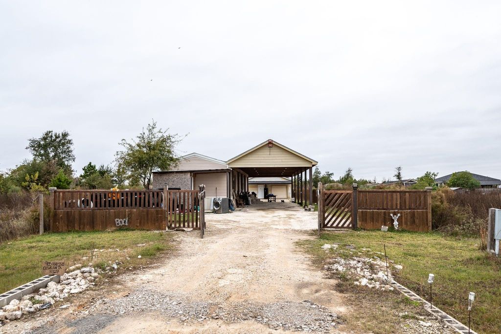 905 Road 5500, Cleveland, TX 77327