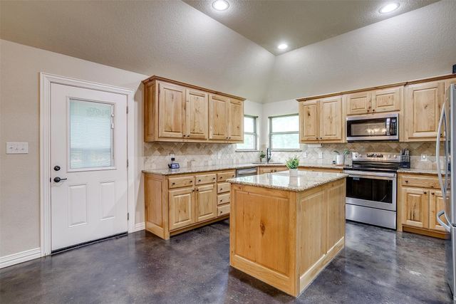 505 N Avenue E, Springtown, TX 76082