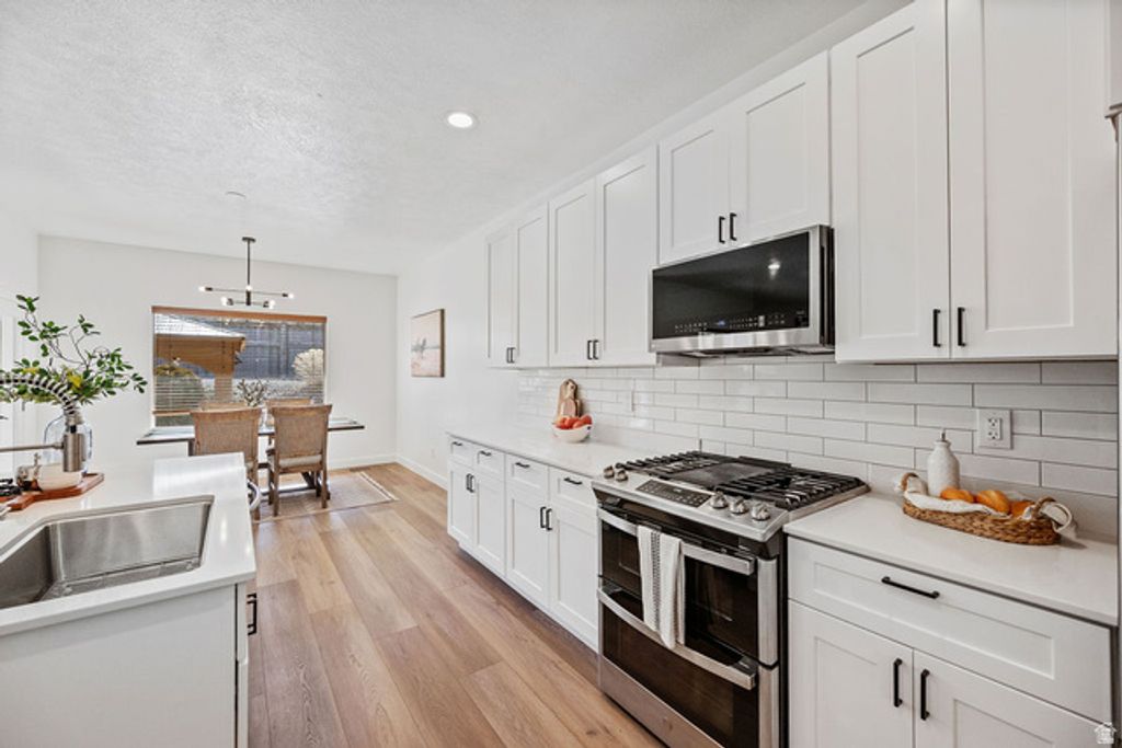 Image 9 of property listing at 9226 N MOUNT AIREY DR, Eagle Mountain, UT 84005