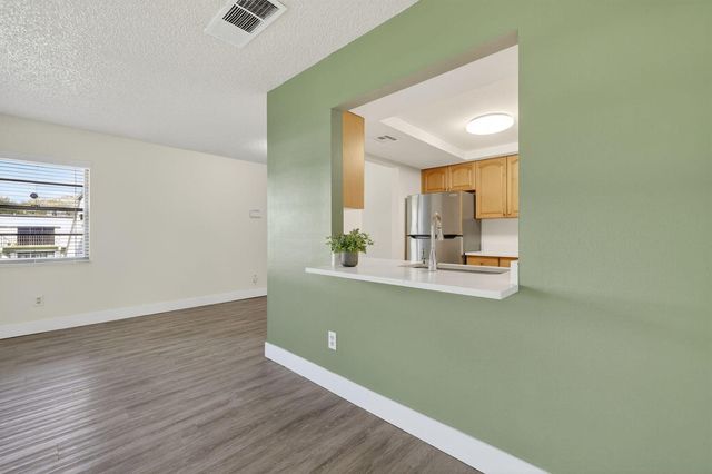 2513 S 17th Street 206, Fort Pierce, FL 34982