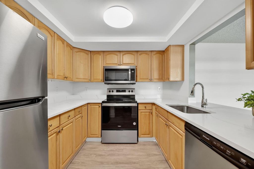 2513 S 17th Street 206, Fort Pierce, FL 34982