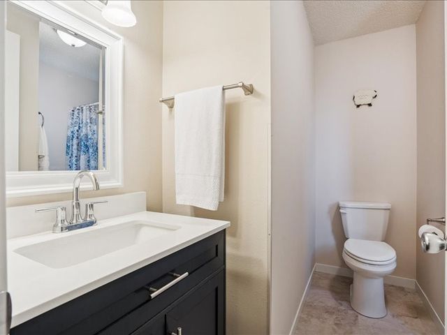 3430 Twin Lake View Dr NE, North Liberty, IA 52317