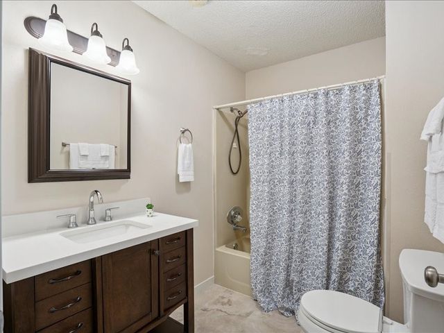 3430 Twin Lake View Dr NE, North Liberty, IA 52317