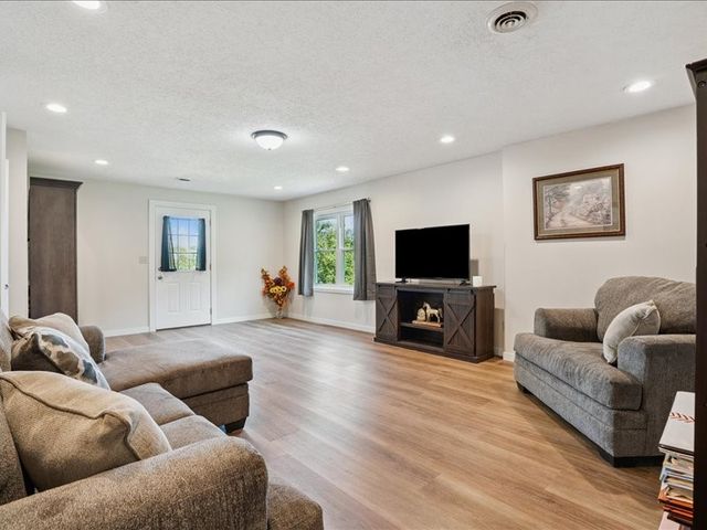 3430 Twin Lake View Dr NE, North Liberty, IA 52317