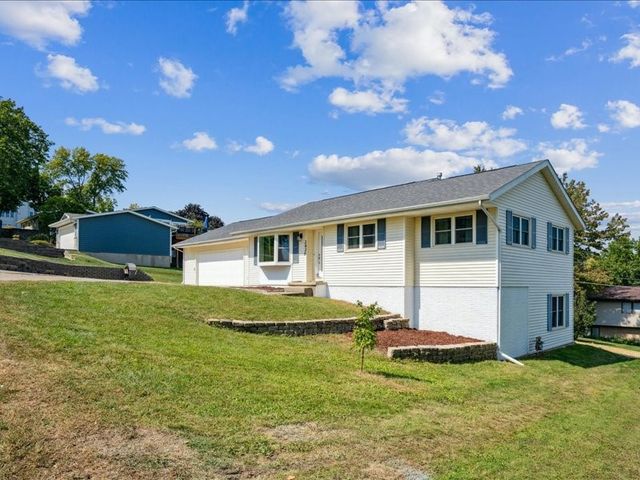 3430 Twin Lake View Dr NE, North Liberty, IA 52317