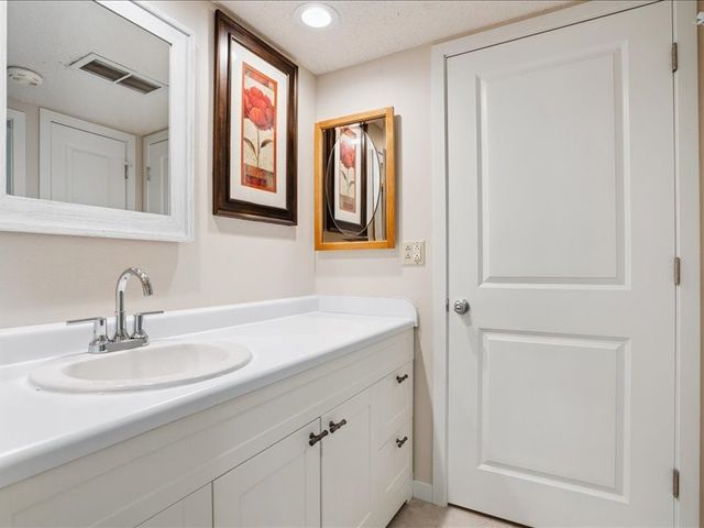 3430 Twin Lake View Dr NE, North Liberty, IA 52317