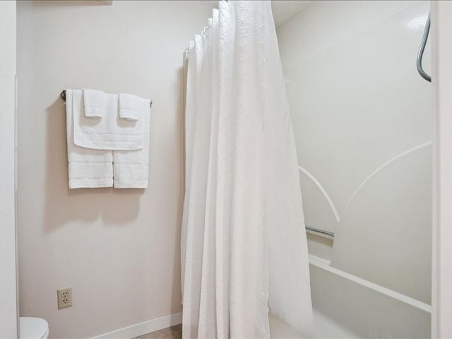 3430 Twin Lake View Dr NE, North Liberty, IA 52317