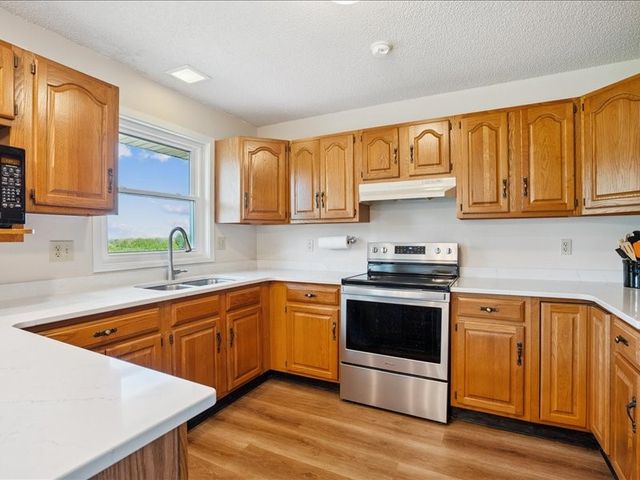 3430 Twin Lake View Dr NE, North Liberty, IA 52317