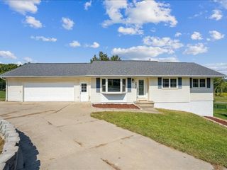 3430 Twin Lake View Dr NE, North Liberty, IA 52317
