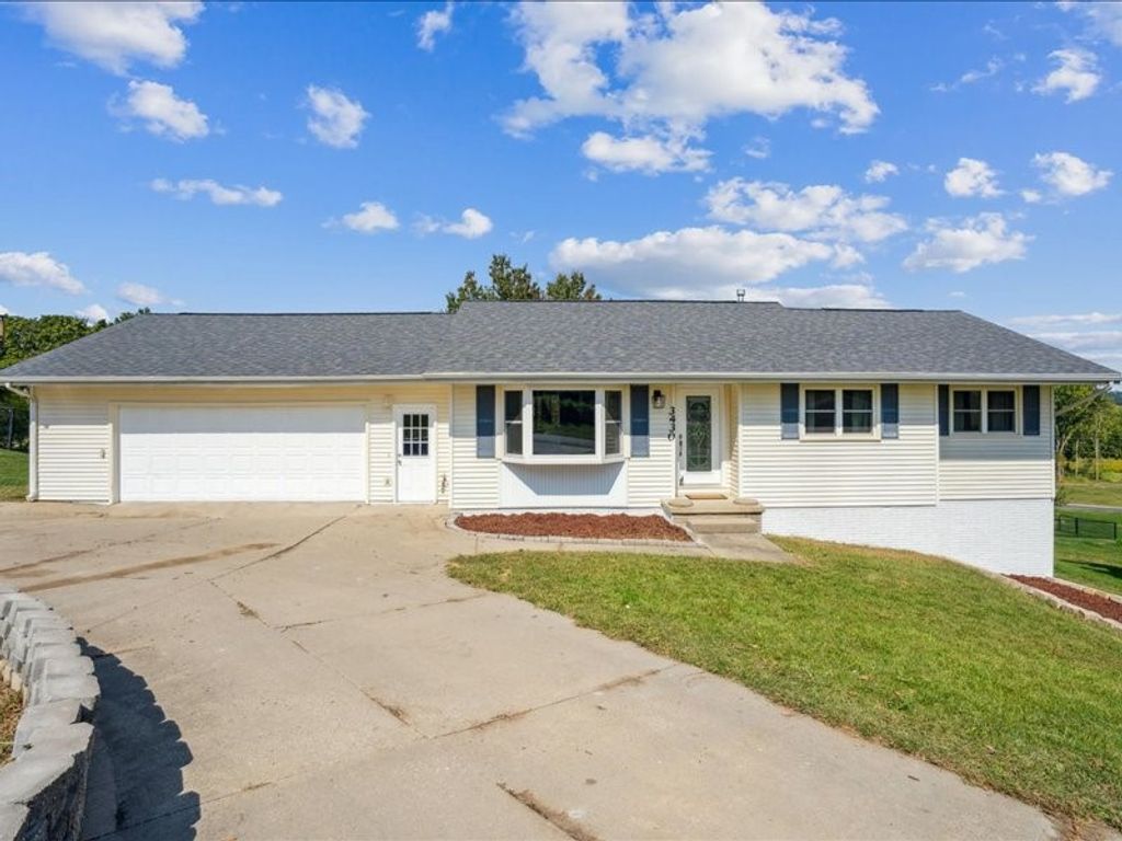 3430 Twin Lake View Dr NE, North Liberty, IA 52317