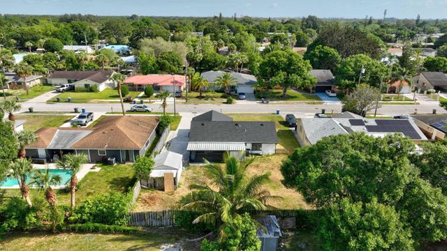 717 Holly Avenue, Fort Pierce, FL 34982