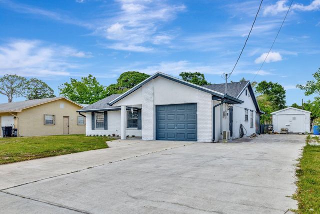 717 Holly Avenue, Fort Pierce, FL 34982