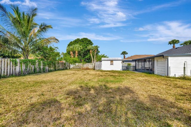 717 Holly Avenue, Fort Pierce, FL 34982