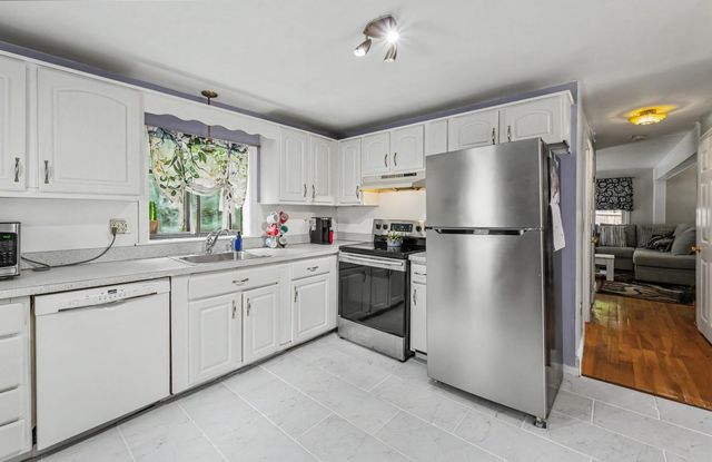 6 Colleen Road, Nashua, NH 03062