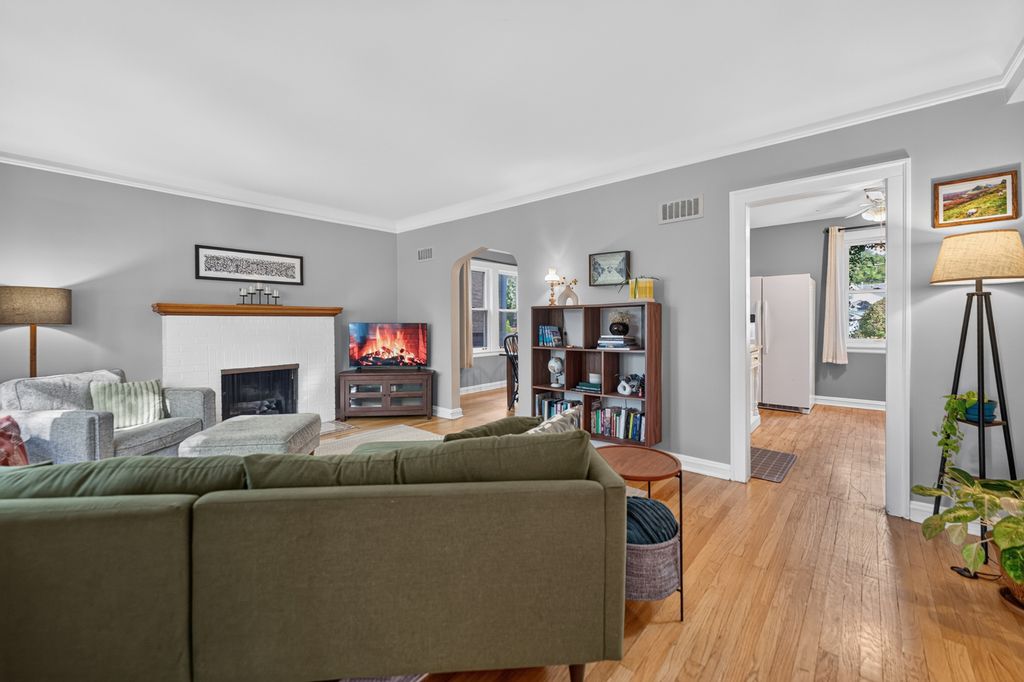 4842 W BALMORAL Avenue, Chicago, IL 60630 — photo 3