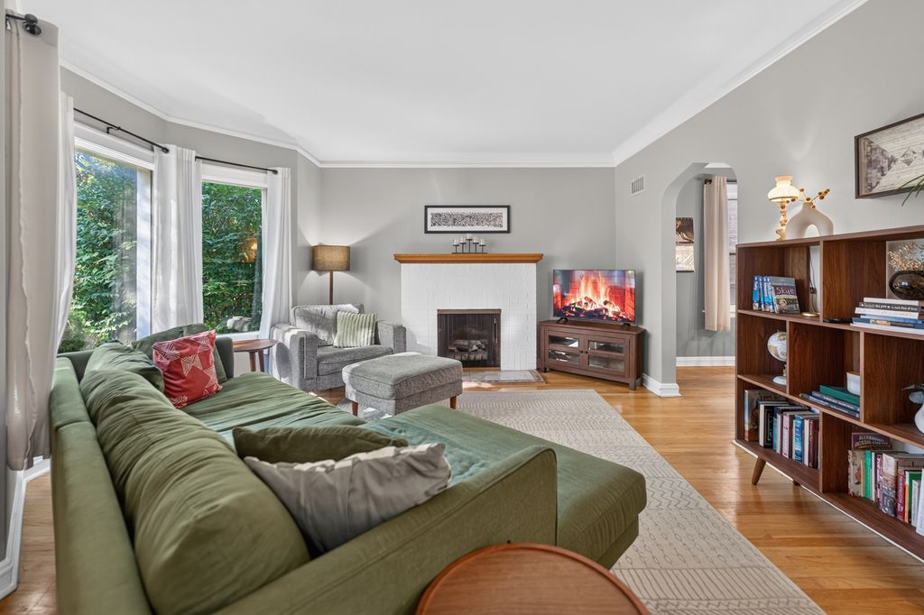 4842 W BALMORAL Avenue, Chicago, IL 60630 — photo 4