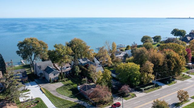 33616 Jefferson Avenue, St Clair Shores, MI 48082