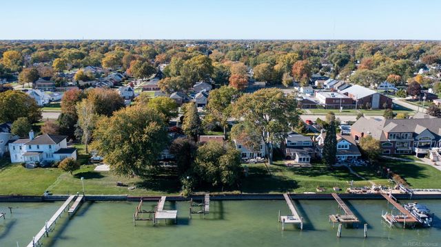 33616 Jefferson Avenue, St Clair Shores, MI 48082