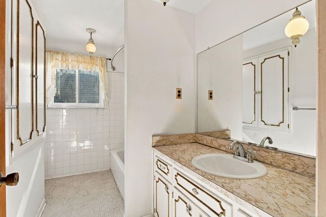 33616 Jefferson Avenue, St Clair Shores, MI 48082