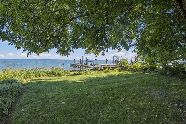 33616 Jefferson Avenue, St Clair Shores, MI 48082