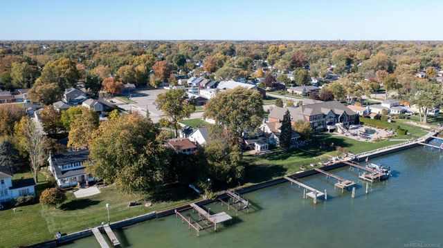 33616 Jefferson Avenue, St Clair Shores, MI 48082