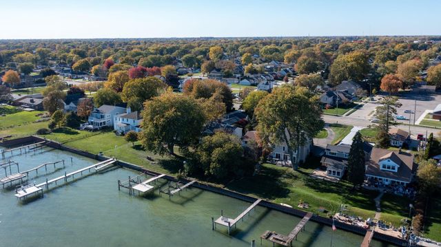 33616 Jefferson Avenue, St Clair Shores, MI 48082