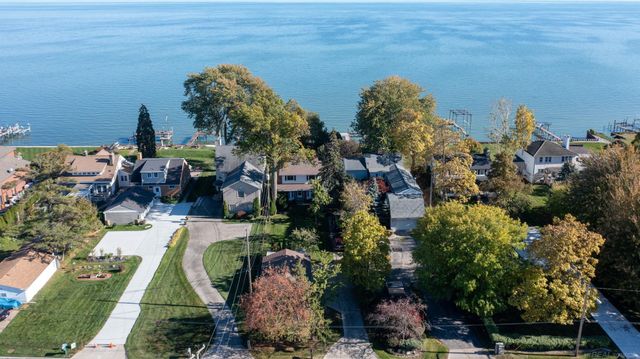 33616 Jefferson Avenue, St Clair Shores, MI 48082
