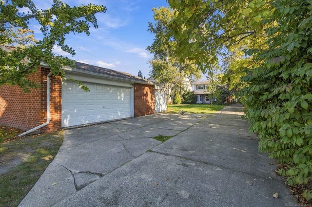 33616 Jefferson Avenue, St Clair Shores, MI 48082