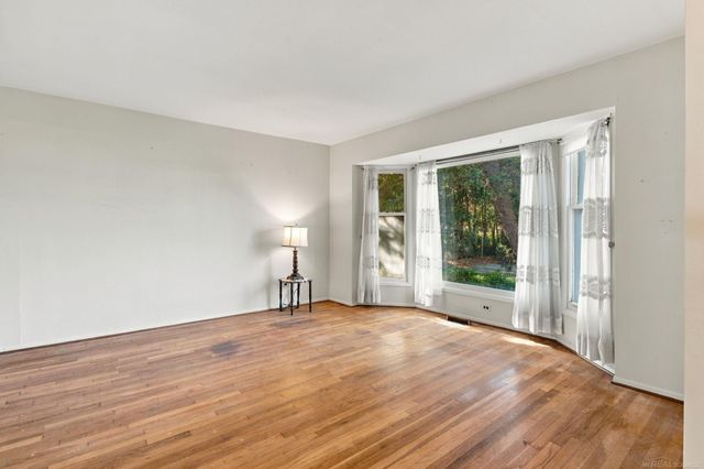 33616 Jefferson Avenue, St Clair Shores, MI 48082