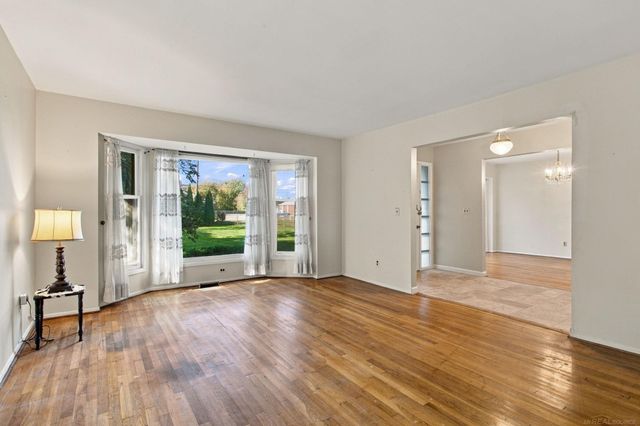 33616 Jefferson Avenue, St Clair Shores, MI 48082