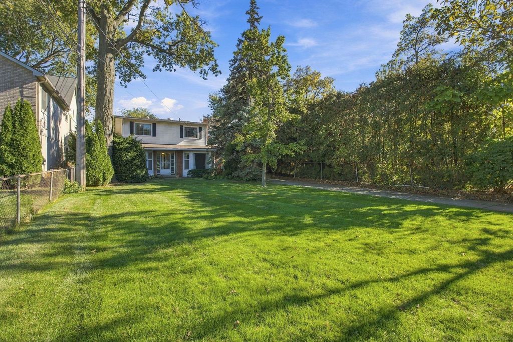 33616 Jefferson Avenue, St Clair Shores, MI 48082