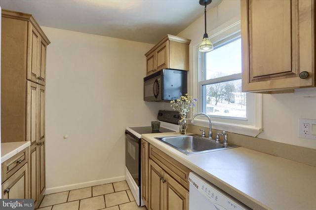 1111 FAIRMONT DR, Harrisburg, PA 17112