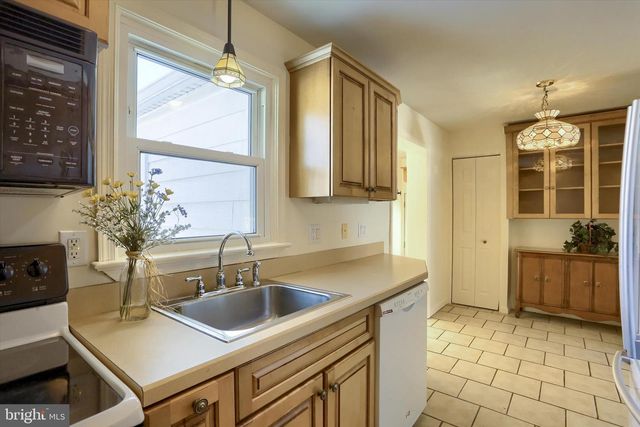 1111 FAIRMONT DR, Harrisburg, PA 17112